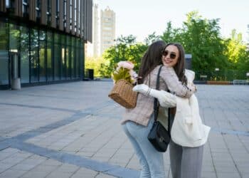 pexels-mikhail-nilov-personnes qui se réunissent et qui sont contentes de se voir-8 raisons de faire une surprise à ton/ta pote en Erasmus