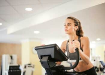 pexels-olly- femme faisant du vélo - Comment garder un rythme constant à la salle de sport ? .jpg