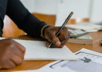 pexels-pnw-prod-personne qui prend des notes à la main-Comment bien remettre au propre ses notes de cours