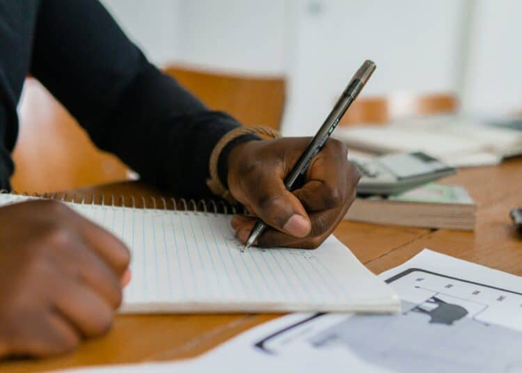 pexels-pnw-prod-personne qui prend des notes à la main-Comment bien remettre au propre ses notes de cours