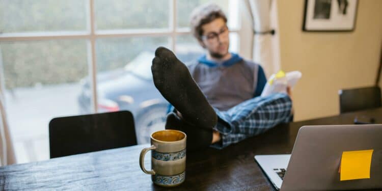 pexels-rdne-étudiant homme dérrière son ordi en train de travailler en chaussette-7 raisons de faire son blocus à la maison