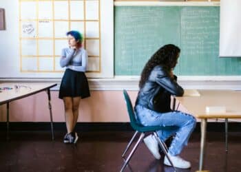 pexels-rdne-étudiante adossée contre mur - Comment sociabiliser: se faire des amis les premières semaines de cours ?.jpg
