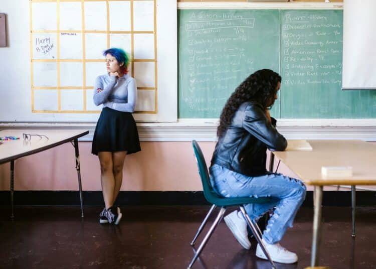 pexels-rdne-étudiante adossée contre mur - Comment sociabiliser: se faire des amis les premières semaines de cours ?.jpg