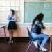 pexels-rdne-étudiante adossée contre mur - Comment sociabiliser: se faire des amis les premières semaines de cours ?.jpg