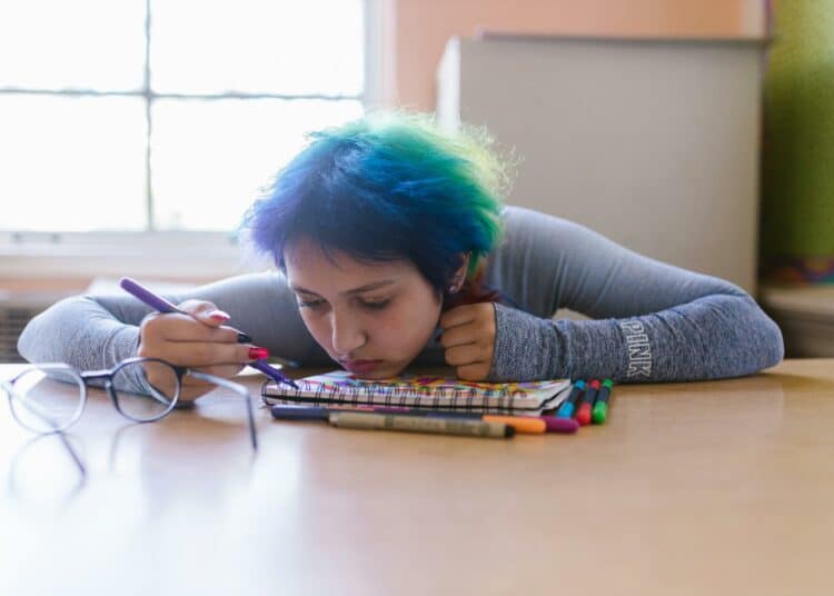 pexels-rdne-etudiante-triste-couchee-sur-table-Comment-relativiser-quand-on-est-decu-de-ses-resultats-dexamens--scaled.jpg