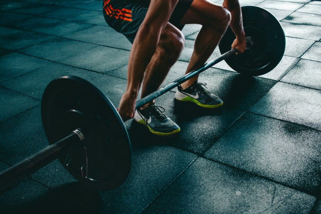 pexels-victorfreitas-hommes-portant-haltere-Quel-etudiant-fan-de-sport-es-tu-scaled.jpg