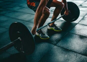 pexels-victorfreitas-hommes-portant-haltere-Quel-etudiant-fan-de-sport-es-tu-scaled.jpg