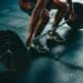 pexels-victorfreitas-hommes-portant-haltere-Quel-etudiant-fan-de-sport-es-tu-scaled.jpg