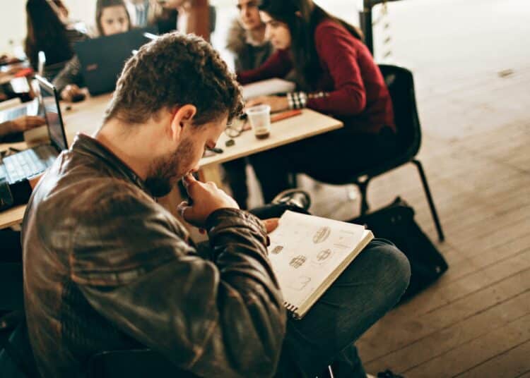 pexels-wildlittlethingsphoto - 5 memes qui sont faits pour toi si tu étudies souvent à la dernière minute