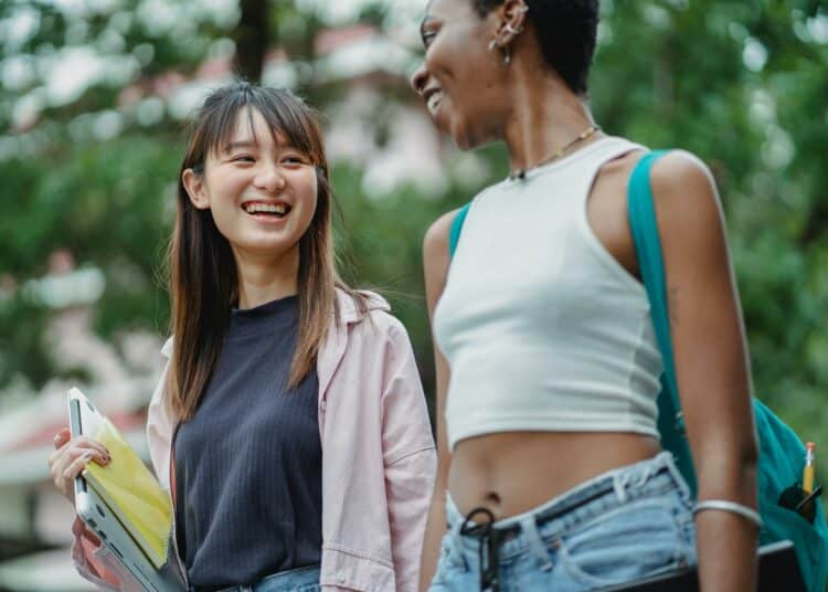 pexels-zen-chung- 2 étudiantes qui discutent - Pourquoi parrainer un étudiant d’échange ?