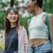 pexels-zen-chung- 2 étudiantes qui discutent - Pourquoi parrainer un étudiant d’échange ?