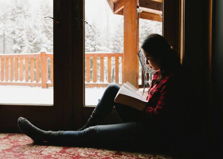 unsplash-kelly-sikkema - 5 memes qui résument bien la vie en kot en hiver