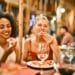 pexels-adrienn- femmes mangent une pizza - 3 restos à absolument tester à Liège.jpg