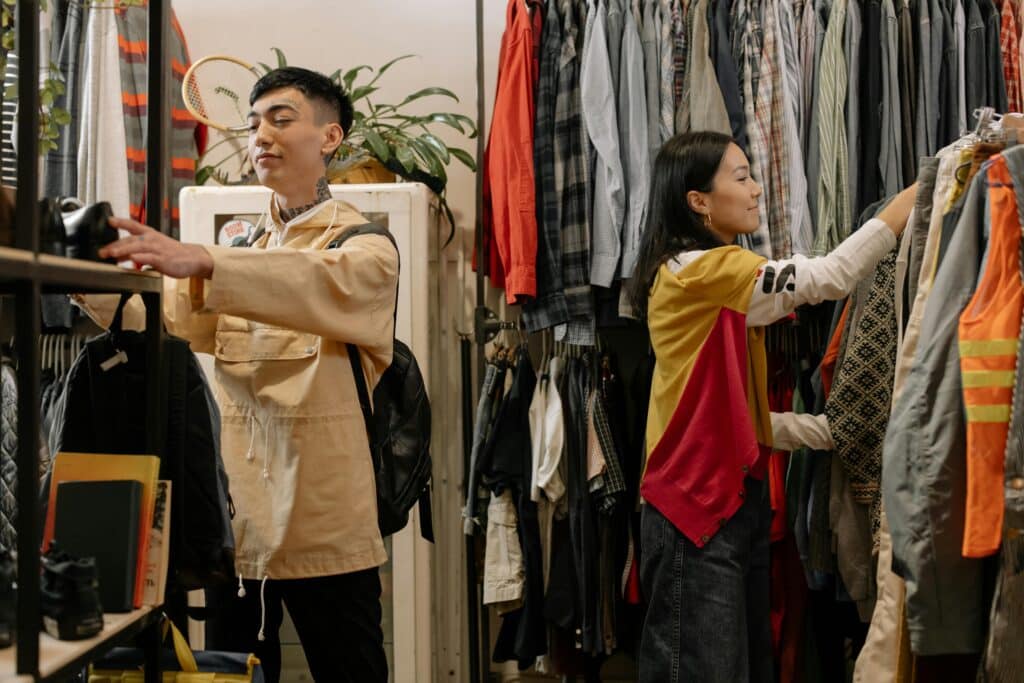 pexels-cottonbro- homme et femme cherchant des vêtements - Les meilleures friperies pour étudiants.jpg