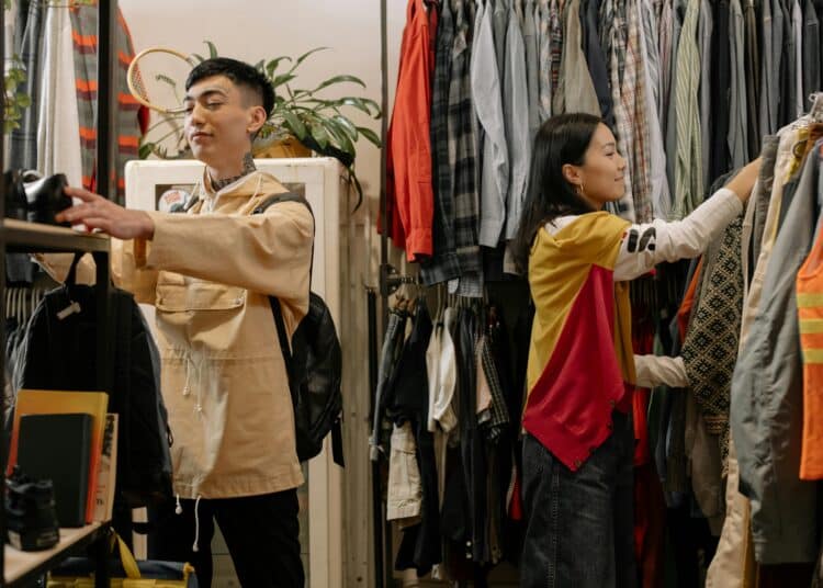 pexels-cottonbro- homme et femme cherchant des vêtements - Les meilleures friperies pour étudiants.jpg