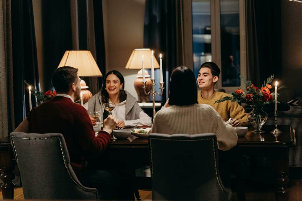 pexels-cottonbro-repas de noël avec des jeunes-Pourquoi c’est important de fêter Noël même en blocus