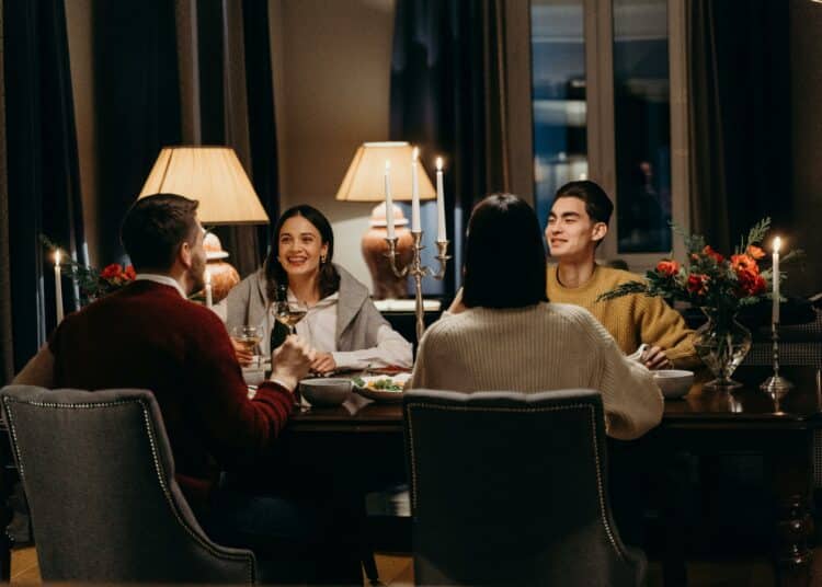 pexels-cottonbro-repas de noël avec des jeunes-Pourquoi c’est important de fêter Noël même en blocus