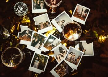 pexels-cottonbro-table avec des polaroids d'une soirée de nouvel an-7 raisons de faire le Nouvel An entre coloc