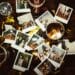 pexels-cottonbro-table avec des polaroids d'une soirée de nouvel an-7 raisons de faire le Nouvel An entre coloc