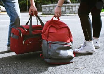 pexels-didsss-valise et sac à dos rouge-Retourner au kot après les vacances, à quoi penser