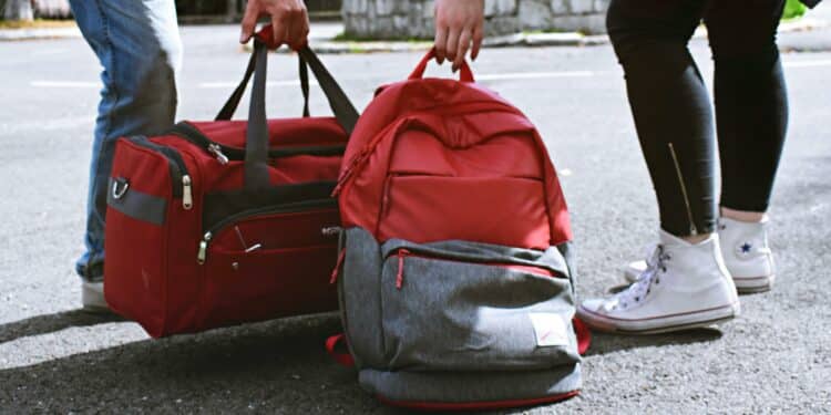 pexels-didsss-valise et sac à dos rouge-Retourner au kot après les vacances, à quoi penser