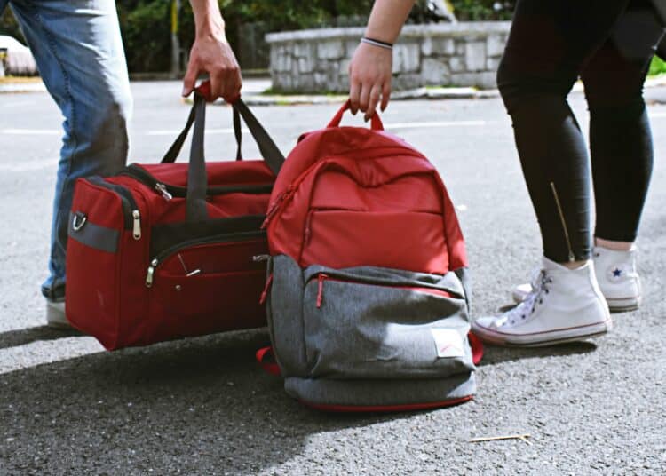 pexels-didsss-valise et sac à dos rouge-Retourner au kot après les vacances, à quoi penser
