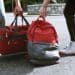 pexels-didsss-valise et sac à dos rouge-Retourner au kot après les vacances, à quoi penser