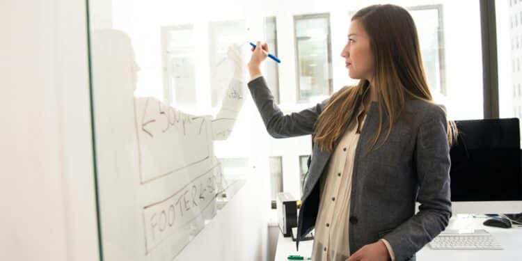 pexels-divinetechygirl-étudiante qui écrit quelque chose au tableau-Pourquoi les cours pratiques sont-ils les meilleurs