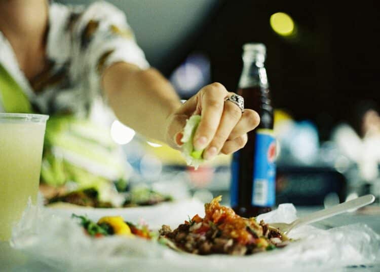 pexels-dmitrij-makovejev-repas mexicain avec un main-Où manger sur ton temps de midi à Liège