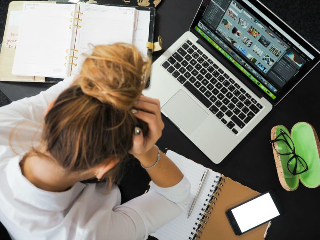 pexels-energepic com-Le monde du travail, angoissant pour les jeunes diplômés ?.jpg