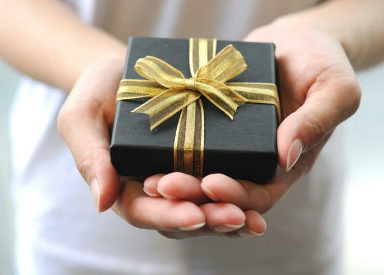 pexels-faye-fan-cadeaux dans les mains-8 façons originales de souhaiter tes meilleurs vœux à tes ami•e•s