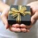 pexels-faye-fan-cadeaux dans les mains-8 façons originales de souhaiter tes meilleurs vœux à tes ami•e•s