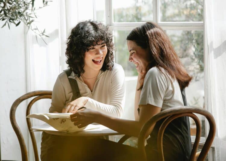 pexels-gary barnes- amies rigolent - quiz quel type d'ami es-tu ?.jpg