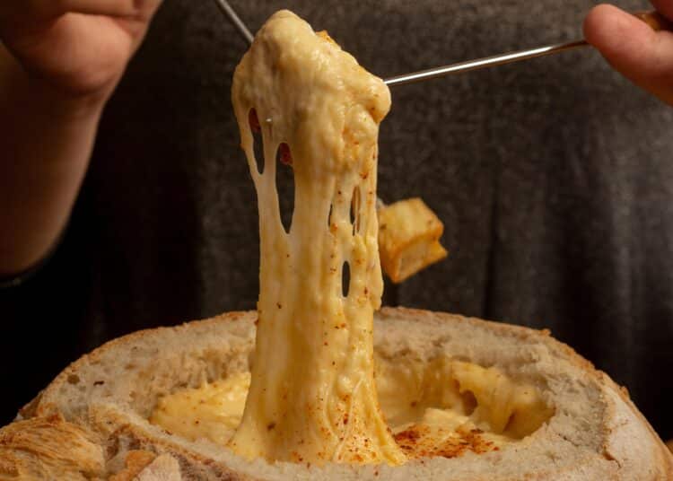 pexels-gonzalo-acuna-fromages fondant et coulant dans une fondue-Pourquoi faire une fondue savoyarde au kot