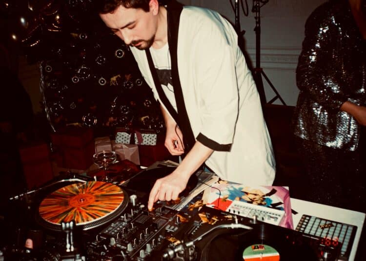 pexels-inga-sv-DJ avec des platines de mixage-Pourquoi le Nouvel An est la meilleure soirée de l’année