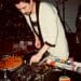 pexels-inga-sv-DJ avec des platines de mixage-Pourquoi le Nouvel An est la meilleure soirée de l’année