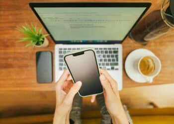 pexels-jakubzerdzicki-téléphone dans les mains-5 astuces pour continuer à suivre l’actualité quand on est étudiant