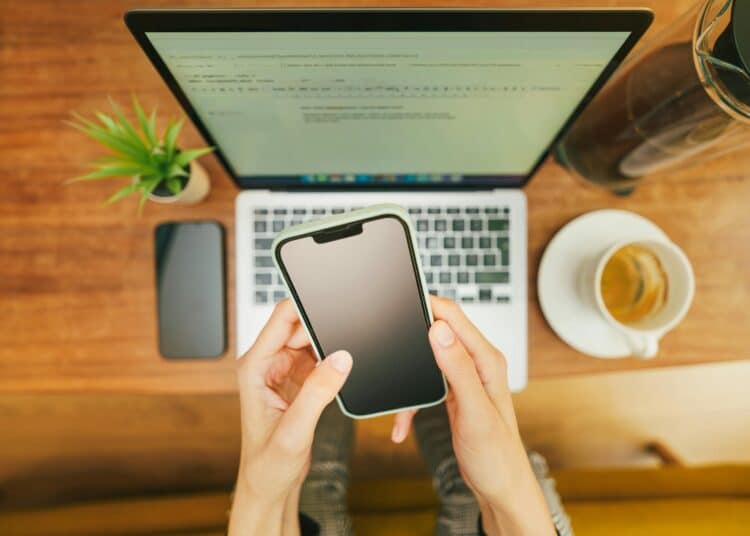 pexels-jakubzerdzicki-téléphone dans les mains-5 astuces pour continuer à suivre l’actualité quand on est étudiant