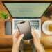 pexels-jakubzerdzicki-téléphone dans les mains-5 astuces pour continuer à suivre l’actualité quand on est étudiant