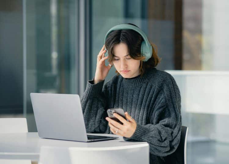 pexels-julio-lopez-75309646-calendrier avent 4 - Enregistre tes révisions à l'oral et écoute-les en faisant autre chose