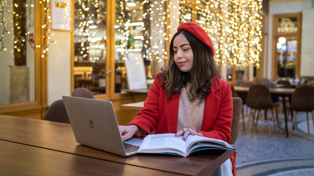 pexels-k2production-4 must-have kledingstukken voor studenten deze winter