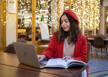 pexels-k2production-4 must-have kledingstukken voor studenten deze winter