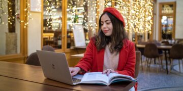 pexels-k2production-4 must-have kledingstukken voor studenten deze winter