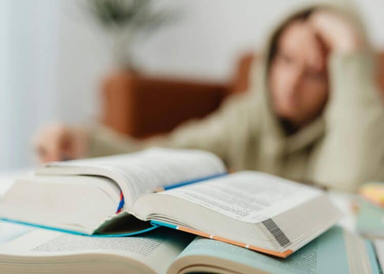 pexels-karolina-grabowska-étudiant triste qui étudier un gros livre-Ma première session d'examen s'est mal passée comment m'améliorer