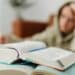 pexels-karolina-grabowska-étudiant triste qui étudier un gros livre-Ma première session d'examen s'est mal passée comment m'améliorer