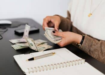 pexels-karolina grabowska- femme compte argent - quiz sais-tu bien gérer ton budget ?.jpg