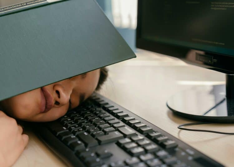 pexels-mikhai nilov-étudiante fatiguée - Vas-tu survivre au blocus ?.jpg