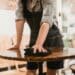 pexels-mizunokozuki-homme nettoie table restaurnant - Mon job étudiant me stresse que faire ?.jpg