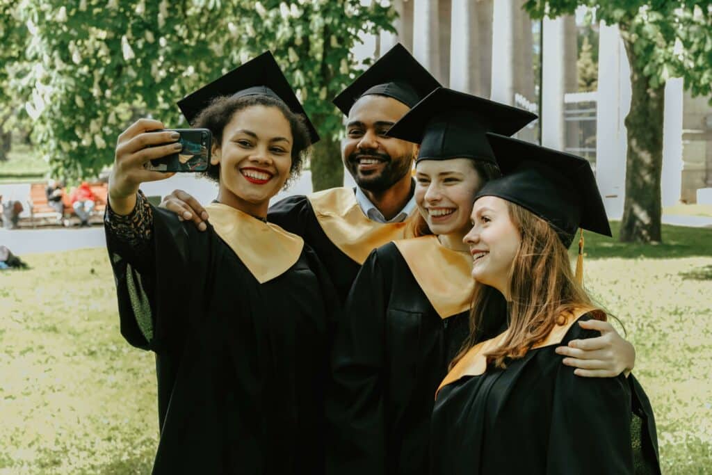 pexels-olia danilevich- diplômés se prenant en selfie - Es-tu prêt à dire adieu à la vie étudiante ?.jpg