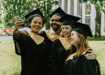 pexels-olia danilevich- diplômés se prenant en selfie - Es-tu prêt à dire adieu à la vie étudiante ?.jpg